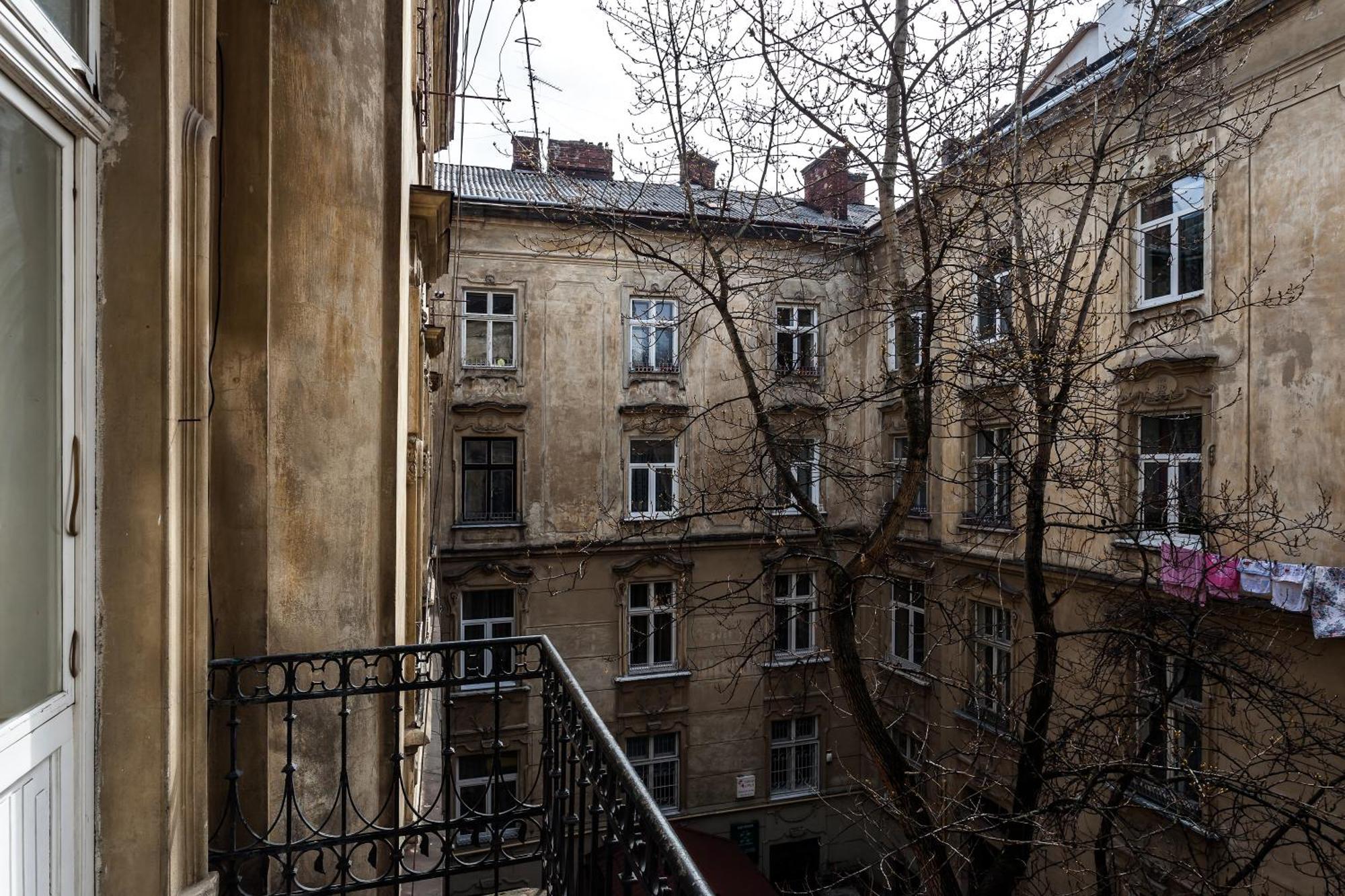 Хостел  Leosphere Львов Экстерьер фото